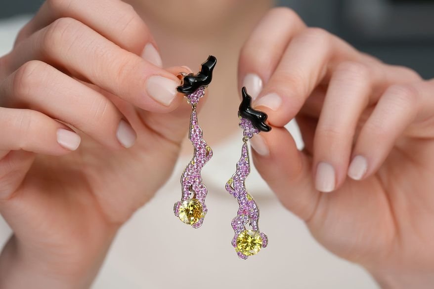 On-figure jewelry photography | social media & advertising | © Sotheby’s