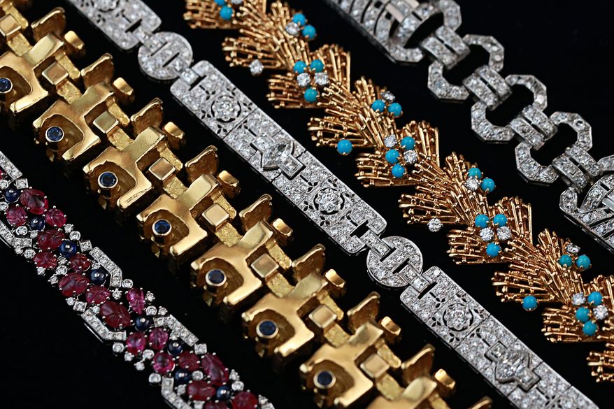 Jewelry photography | social media & advertising | © Sotheby’s