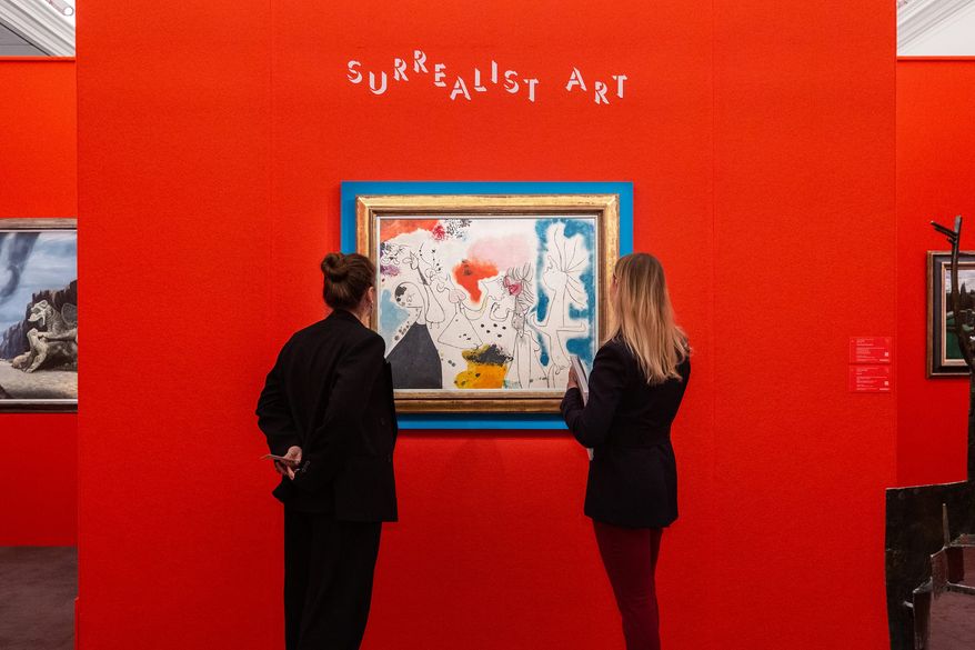 Audience engaging with art | Gallery views & installation shots | © Sotheby’s
