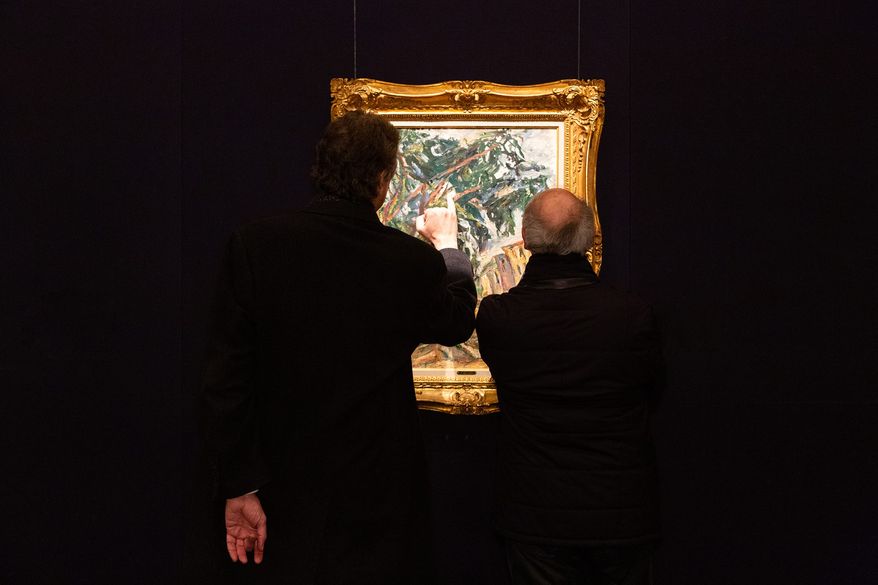 Audience engaging with art | Gallery views & installation shots | © Sotheby’s