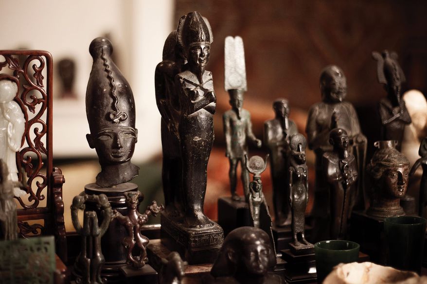 Sigmund Freud’s desk with antiquities | museum photography | © Freud Museum London